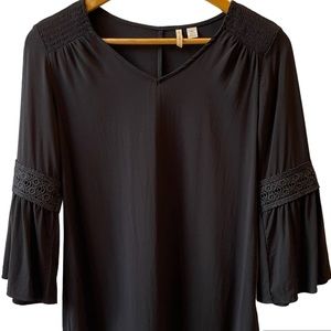 EST. 1946 Black V Neck Top Bell Sleeve Women’s Size XS